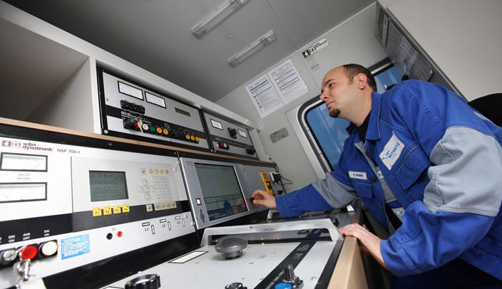 Mitarbeiter im Innern eines Kabelmesswagen Mitarbeiter im Innern eines Kabelmesswagen