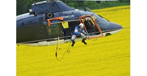 Kontrolle von Hochspannungsleitungen per Hubschrauber Kontrolle von Hochspannungsleitungen per Hubschrauber