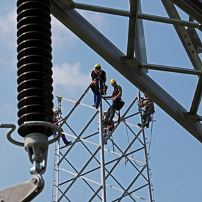 Monteure beim Netzausbau Monteure beim Netzausbau