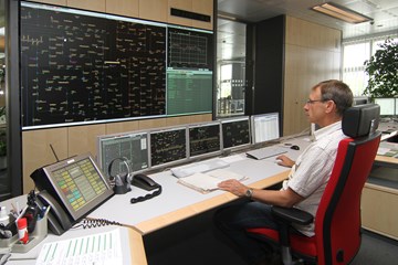 Mitarbeiter am Schreibtisch vor Monitoren der Schaltleitung in Taucha Mitarbeiter am Schreibtisch vor Monitoren der Schaltleitung in Taucha