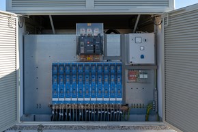 Niederspannungsschaltleiste und Leistungsschalter in nicht begehbarer Trafostation Niederspannungsschaltleiste und Leistungsschalter in nicht begehbarer Trafostation