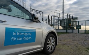 Auto vor Umspannwerk Auto vor Umspannwerk