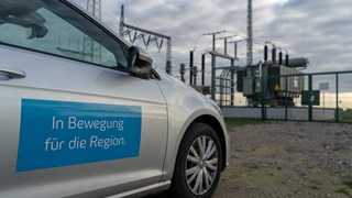 Auto vor Umspannwerk Auto vor Umspannwerk