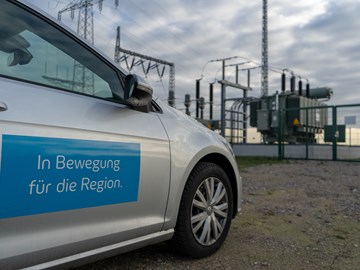 Auto vor Umspannwerk Auto vor Umspannwerk