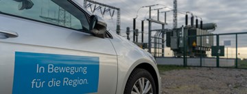 Auto vor Umspannwerk Auto vor Umspannwerk