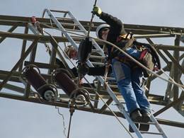Zwei Monteure arbeiten an einer Astrose auf einem Hochspannungsmast Zwei Monteure arbeiten an einer Astrose auf einem Hochspannungsmast