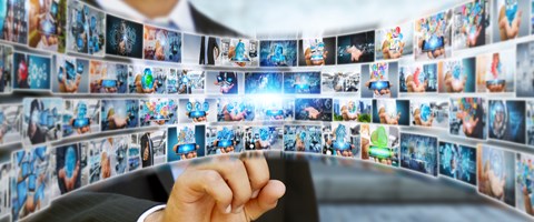 Bilderstream im Bogen wird von Mann im Anzug mit Finger weiter gewischt - Bildmontage Bilderstream im Bogen wird von Mann im Anzug mit Finger weiter gewischt - Bildmontage