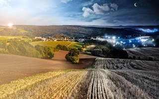 Landschaft mit Feldern, Stadt und Himmel. Links bei Tag, rechts bei Nacht mit Stadtlichtern - Bildmontage Landschaft mit Feldern, Stadt und Himmel. Links bei Tag, rechts bei Nacht mit Stadtlichtern - Bildmontage
