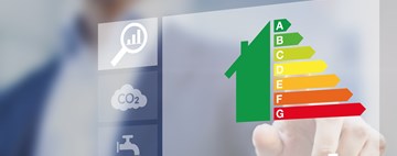 Mann im Anzug wählt mit dem Finger ein Symbol für Energieeffizienz an - Bildmontage Mann im Anzug wählt mit dem Finger ein Symbol für Energieeffizienz an - Bildmontage