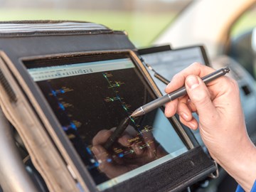Hand mit Stift auf portablem Eingabegerät Hand mit Stift auf portablem Eingabegerät