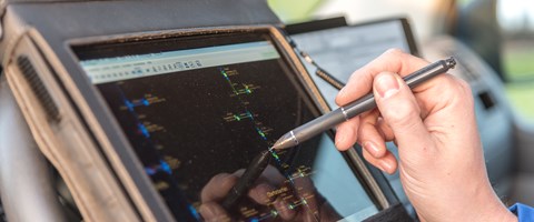 Hand mit Stift auf portablem Eingabegerät Hand mit Stift auf portablem Eingabegerät