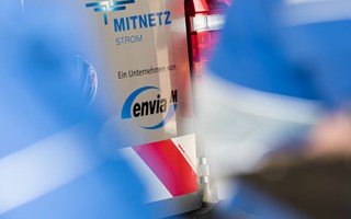 MITNETZ STROM-Logo auf der Tür eines Fahrzeugs MITNETZ STROM-Logo auf der Tür eines Fahrzeugs