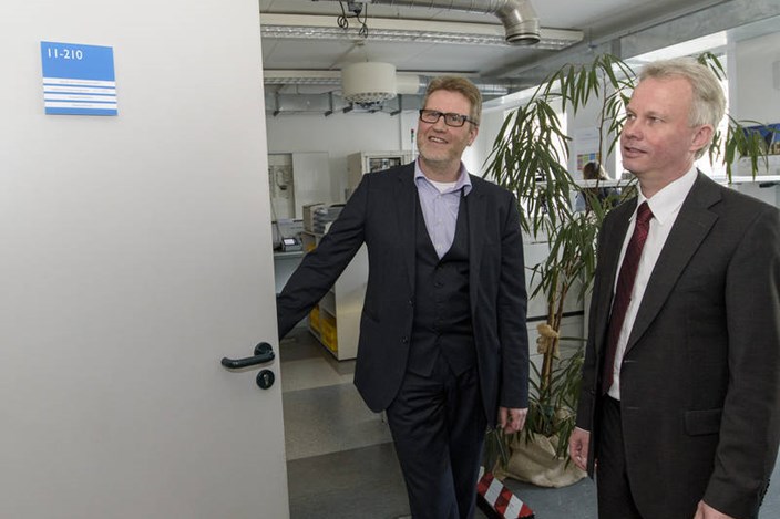 Offene Tür zum Prüflabor an der Hochschule Mittweida mit Prof. Ralf Hartig (FH MIttweida) und Tobias Sauer (MITNETZ STROM) Offene Tür zum Prüflabor an der Hochschule Mittweida mit Prof. Ralf Hartig (FH MIttweida) und Tobias Sauer (MITNETZ STROM)