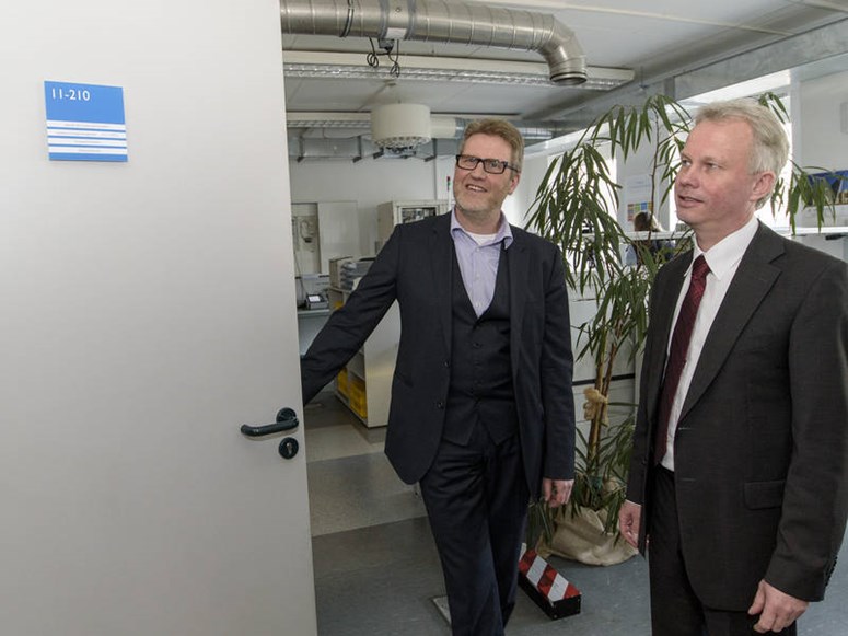 Offene Tür zum Prüflabor an der Hochschule Mittweida mit Prof. Ralf Hartig (FH MIttweida) und Tobias Sauer (MITNETZ STROM) Offene Tür zum Prüflabor an der Hochschule Mittweida mit Prof. Ralf Hartig (FH MIttweida) und Tobias Sauer (MITNETZ STROM)