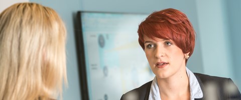 Zwei Frauen in Business-Kleidung im Gespräch Zwei Frauen in Business-Kleidung im Gespräch