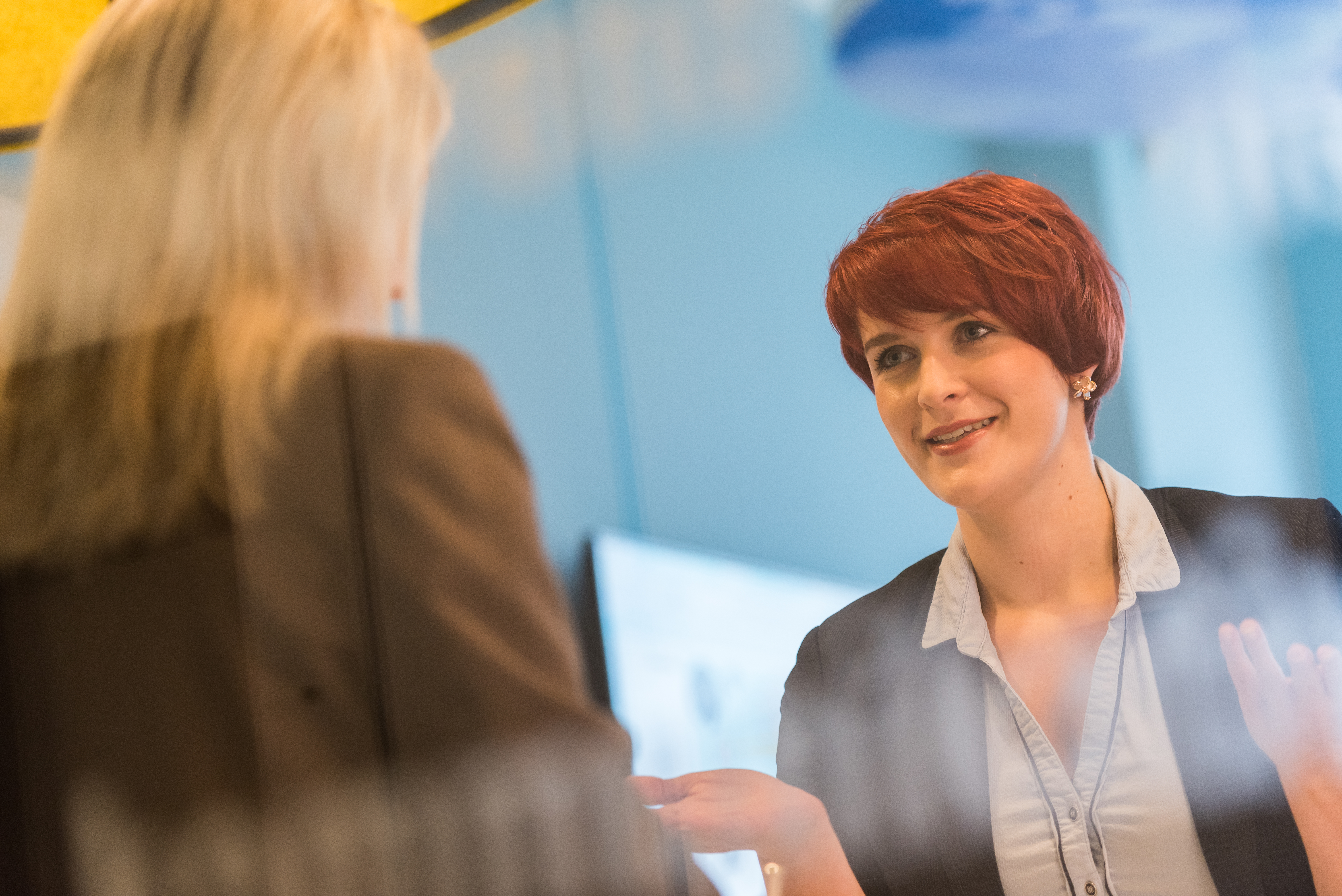 Zwei Frauen in einem Büro im angeregten Gespräch