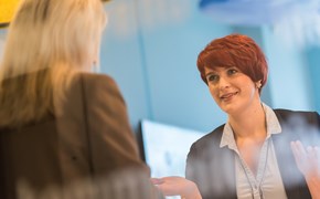 Zwei Frauen in einem Büro im angeregten Gespräch Zwei Frauen in einem Büro im angeregten Gespräch
