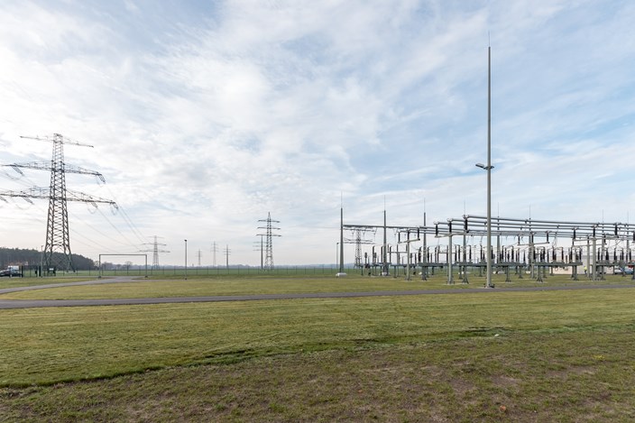 Panoramablick über Land Umspannwerk und Strommasten Panoramablick über Land Umspannwerk und Strommasten