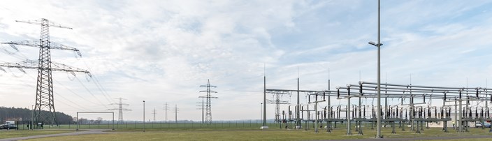 Panoramablick über Land Umspannwerk und Strommasten Panoramablick über Land Umspannwerk und Strommasten