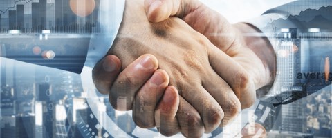 Händeschütteln vor einer Skyline und Grafiken - Bildmontage Händeschütteln vor einer Skyline und Grafiken - Bildmontage