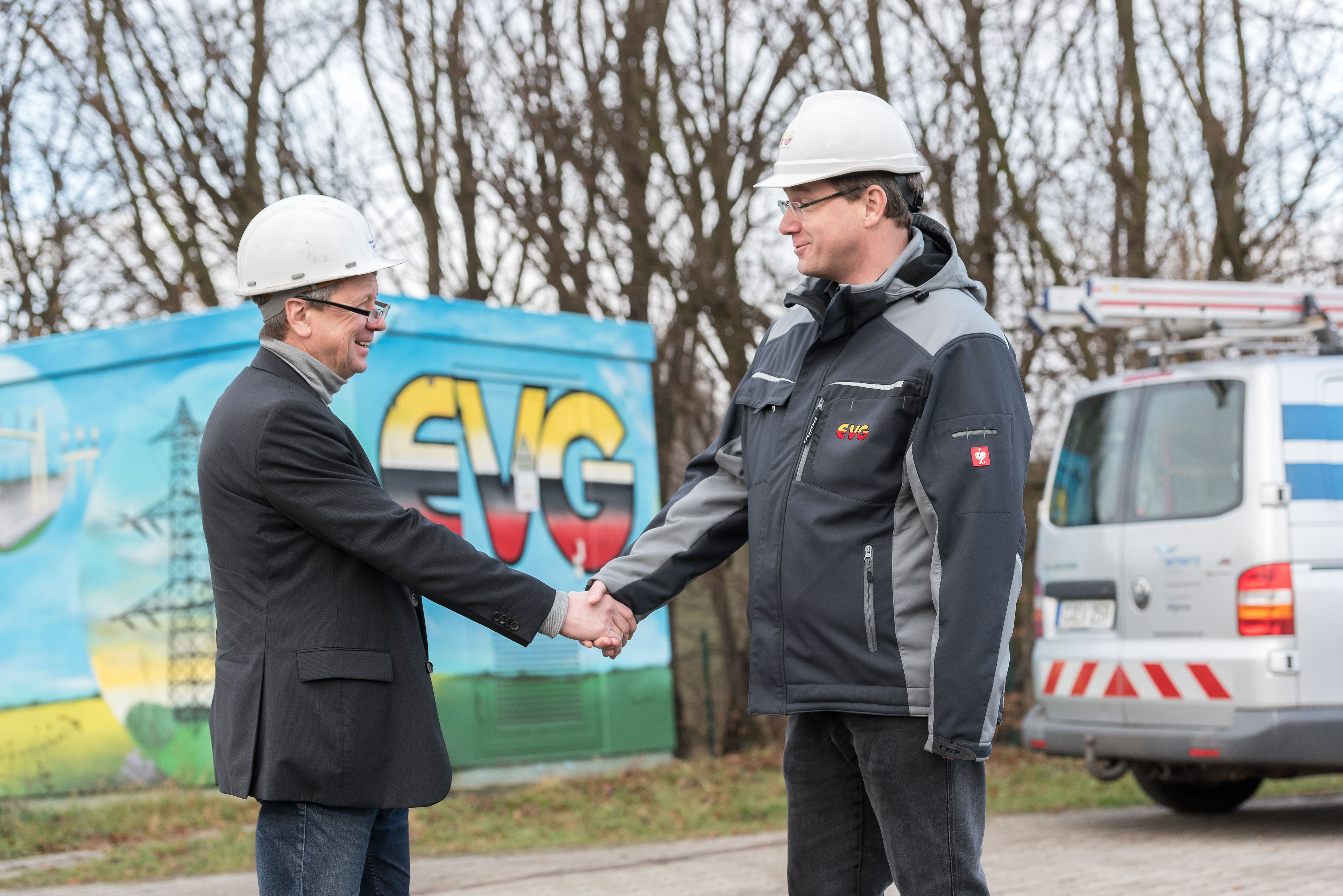 Handschlag zwischen Enrico Drewitz (EV Guben) und Peter Kempe (MITNETZ)