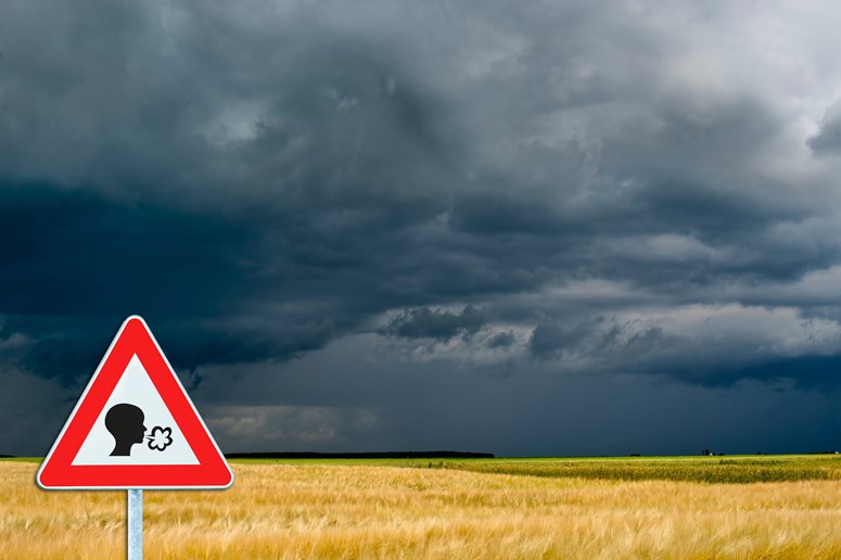 Hinweisschild Personalausfall 2 vor Wiese mit Sturmwolken Hinweisschild Personalausfall 2 vor Wiese mit Sturmwolken