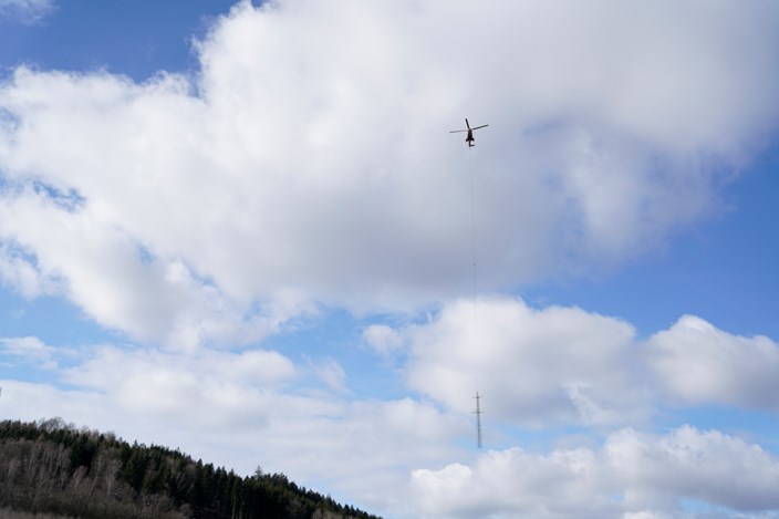 Hubschrauber_Hochspannungsmast_MITNETZ_STROM