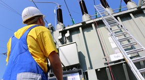 Mitarbeiter_führt_Spezialmessung_an_einem_Transformator_durch Mitarbeiter_führt_Spezialmessung_an_einem_Transformator_durch