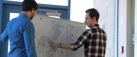 Zwei Personen stehen vor einer Pinnwand für eine Zielnetzplanung Zwei Personen stehen vor einer Pinnwand für eine Zielnetzplanung