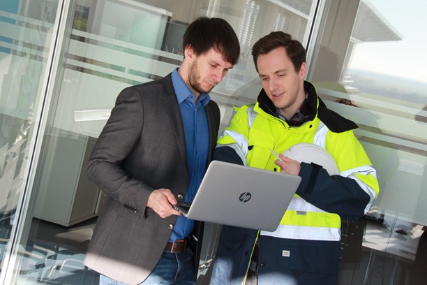 Mitarbeiter im Beratungsgespräch mit einem Kunden Mitarbeiter im Beratungsgespräch mit einem Kunden