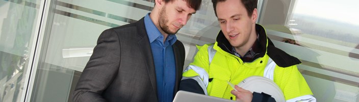 Mitarbeiter im Beratungsgespräch mit einem Kunden Mitarbeiter im Beratungsgespräch mit einem Kunden
