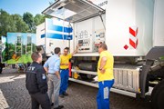 Mann erläutertet interessierter Menschengruppe mobile Netztechnik, Blick in ein Netzfahrzeug - Informationsveranstaltung zum Krisenmanagement im Bildungs- und Kommunikationszentrum Wasserkraftwerk Mittweida 14. Juni 2017 Mann erläutertet interessierter Menschengruppe mobile Netztechnik, Blick in ein Netzfahrzeug - Informationsveranstaltung zum Krisenmanagement im Bildungs- und Kommunikationszentrum Wasserkraftwerk Mittweida 14. Juni 2017