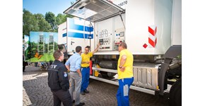 Mann erläutertet interessierter Menschengruppe mobile Netztechnik, Blick in ein Netzfahrzeug - Informationsveranstaltung zum Krisenmanagement im Bildungs- und Kommunikationszentrum Wasserkraftwerk Mittweida 14. Juni 2017 Mann erläutertet interessierter Menschengruppe mobile Netztechnik, Blick in ein Netzfahrzeug - Informationsveranstaltung zum Krisenmanagement im Bildungs- und Kommunikationszentrum Wasserkraftwerk Mittweida 14. Juni 2017