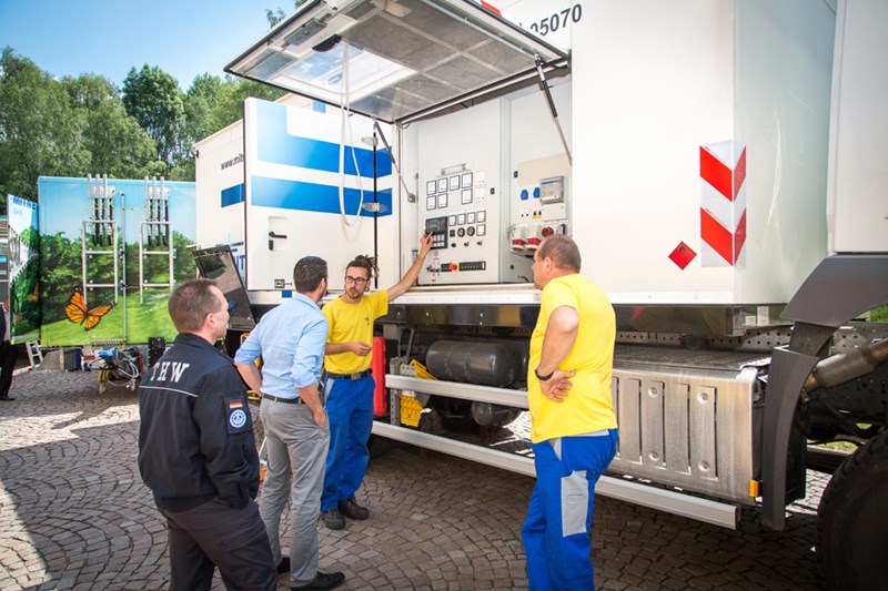 Mann erläutertet interessierter Menschengruppe mobile Netztechnik, Blick in ein Netzfahrzeug - Informationsveranstaltung zum Krisenmanagement im Bildungs- und Kommunikationszentrum Wasserkraftwerk Mittweida 14. Juni 2017