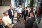 Mann erläutert einer interessierten Menschengruppe mobile Netztechnik - Informationsveranstaltung zum Krisenmanagement im Bildungs- und Kommunikationszentrum Wasserkraftwerk Mittweida 14. Juni 2017 Mann erläutert einer interessierten Menschengruppe mobile Netztechnik - Informationsveranstaltung zum Krisenmanagement im Bildungs- und Kommunikationszentrum Wasserkraftwerk Mittweida 14. Juni 2017