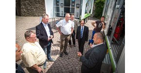 Mann erläutert einer interessierten Menschengruppe mobile Netztechnik - Informationsveranstaltung zum Krisenmanagement im Bildungs- und Kommunikationszentrum Wasserkraftwerk Mittweida 14. Juni 2017 Mann erläutert einer interessierten Menschengruppe mobile Netztechnik - Informationsveranstaltung zum Krisenmanagement im Bildungs- und Kommunikationszentrum Wasserkraftwerk Mittweida 14. Juni 2017