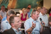 Mann aus dem Publikum stellt Frage per Mikrophone - Informationsveranstaltung zum Krisenmanagement im Bildungs- und Kommunikationszentrum Wasserkraftwerk Mittweida 14. Juni 2017 Mann aus dem Publikum stellt Frage per Mikrophone - Informationsveranstaltung zum Krisenmanagement im Bildungs- und Kommunikationszentrum Wasserkraftwerk Mittweida 14. Juni 2017