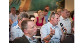 Mann aus dem Publikum stellt Frage per Mikrophone - Informationsveranstaltung zum Krisenmanagement im Bildungs- und Kommunikationszentrum Wasserkraftwerk Mittweida 14. Juni 2017 Mann aus dem Publikum stellt Frage per Mikrophone - Informationsveranstaltung zum Krisenmanagement im Bildungs- und Kommunikationszentrum Wasserkraftwerk Mittweida 14. Juni 2017