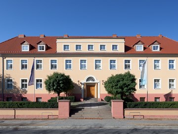 Servicecenter in Falkenberg - Außenaufnahme bei makellos blauem Himmel Servicecenter in Falkenberg - Außenaufnahme bei makellos blauem Himmel
