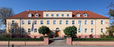 Servicecenter in Falkenberg - Außenaufnahme bei makellos blauem Himmel Servicecenter in Falkenberg - Außenaufnahme bei makellos blauem Himmel