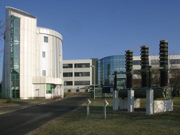 Servicecenter in Freiberg - Außenaufnahme bei blauem Himmel Servicecenter in Freiberg - Außenaufnahme bei blauem Himmel