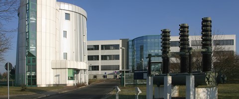 Servicecenter in Freiberg - Außenaufnahme bei blauem Himmel Servicecenter in Freiberg - Außenaufnahme bei blauem Himmel