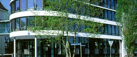 Servicecenter Markkleeberg - Außenaufnahme bei blauem Himmel Servicecenter Markkleeberg - Außenaufnahme bei blauem Himmel