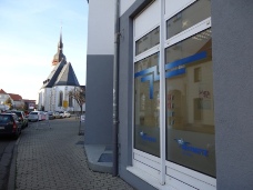 Servicecenter Markrandstädt - Außenaufnahme mit Kirche im Hintergrund