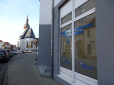Servicecenter Markrandstädt - Außenaufnahme mit Kirche im Hintergrund