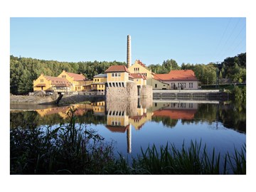 Servicecenter in Mittweida, das an einem See liegt - Außenaufnahme Servicecenter in Mittweida, das an einem See liegt - Außenaufnahme