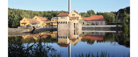 Servicecenter in Mittweida, das an einem See liegt - Außenaufnahme Servicecenter in Mittweida, das an einem See liegt - Außenaufnahme