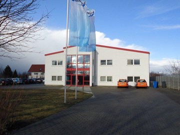 Servicecenter in Mücheln - Außenaufnahme bei blauem Himmel Servicecenter in Mücheln - Außenaufnahme bei blauem Himmel