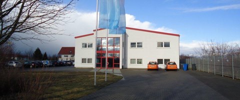 Servicecenter in Mücheln - Außenaufnahme bei blauem Himmel Servicecenter in Mücheln - Außenaufnahme bei blauem Himmel