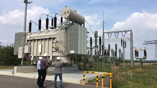 Leitungen eines Umspannwerks Leitungen eines Umspannwerks